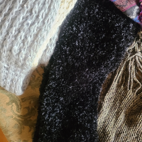 Scarfs - Picture 4 of 5